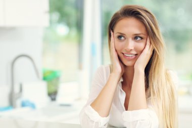 Genç bayan mutfakta.