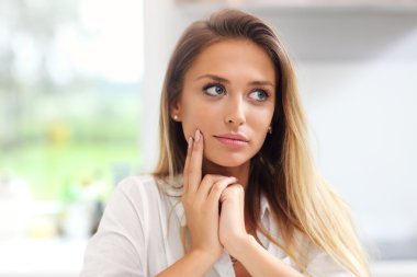 Genç bayan mutfakta.