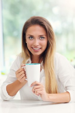  mutfakta kahve kadınla