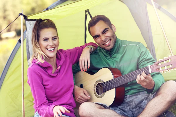 Coppia campeggio e suonare la chitarra — Foto Stock