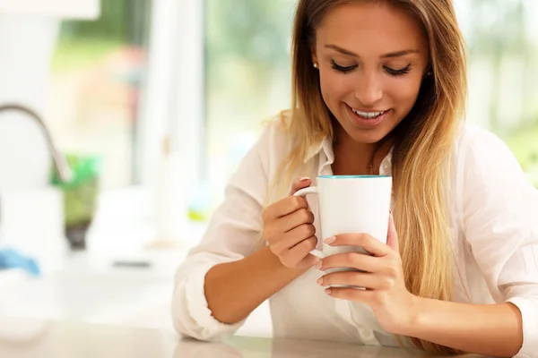 Jonge vrouw in de keuken — Stockfoto