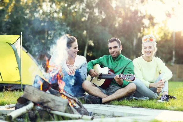 Gruppo di amici con falò — Foto Stock