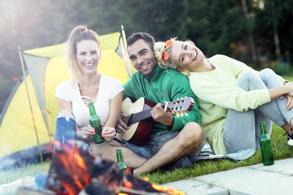 Gruppe von Freunden am Lagerfeuer — Stockfoto