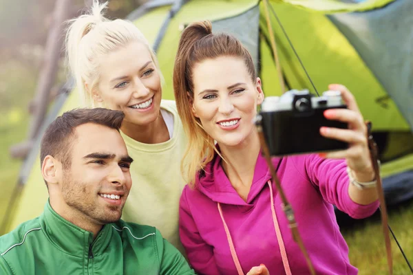 Amici campeggio e prendere selfie — Foto Stock