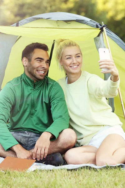 Coppia campeggio e prendere selfie — Foto Stock