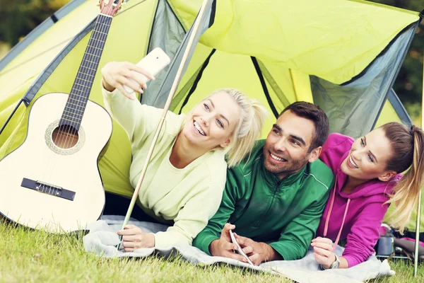 Amici campeggio e prendere selfie — Foto Stock