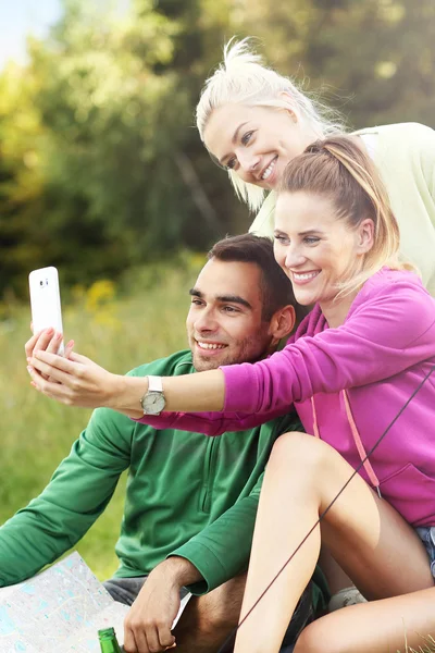Friends camping and taking selfie — Stock Photo, Image