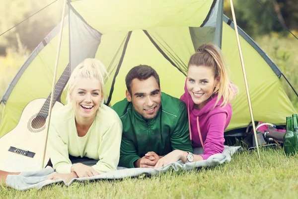 Grupo de amigos acampar na floresta — Fotografia de Stock