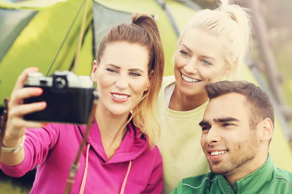 Amigos acampar e tirar selfie — Fotografia de Stock