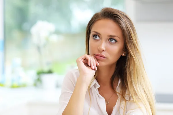 Joven mujer triste en la cocina — Foto de Stock