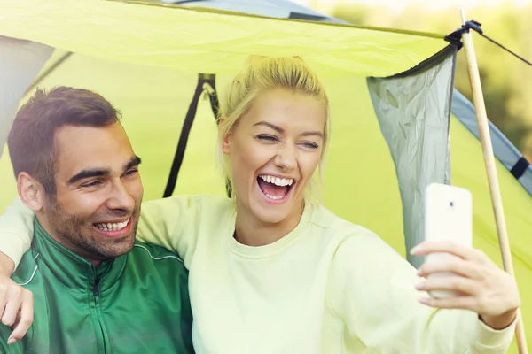 Casal acampar e tirar selfie — Fotografia de Stock