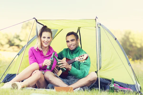 Çift kamp ve gitar çalmak — Stok fotoğraf