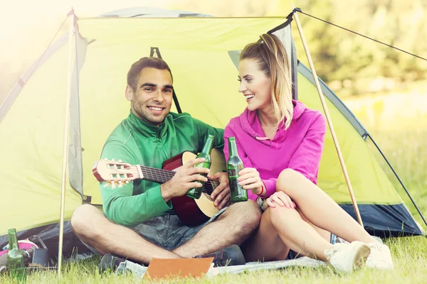 Coppia campeggio e suonare la chitarra — Foto Stock