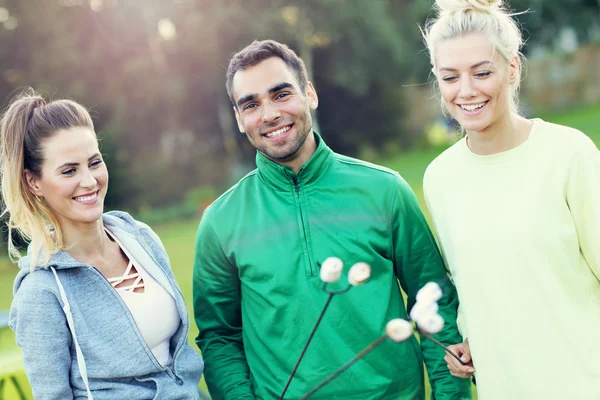 Amici che preparano marshmallow sul fuoco — Foto Stock