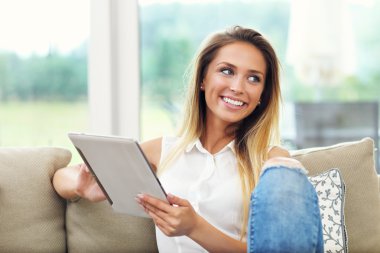  Kadın kanepede tablet ile