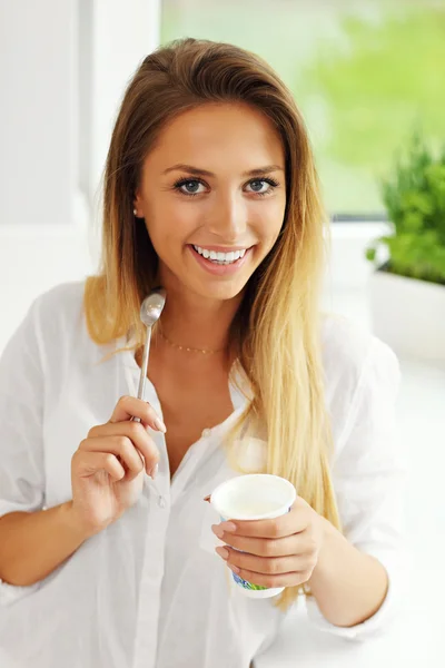 Jonge vrouw met yoghurt — Stockfoto