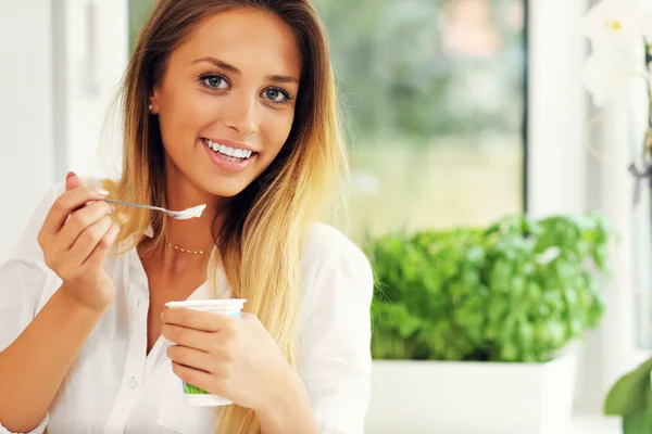 Jonge vrouw met youghurt — Stockfoto