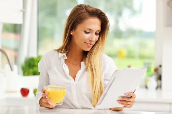 Donna con succo d'arancia e compressa — Foto Stock