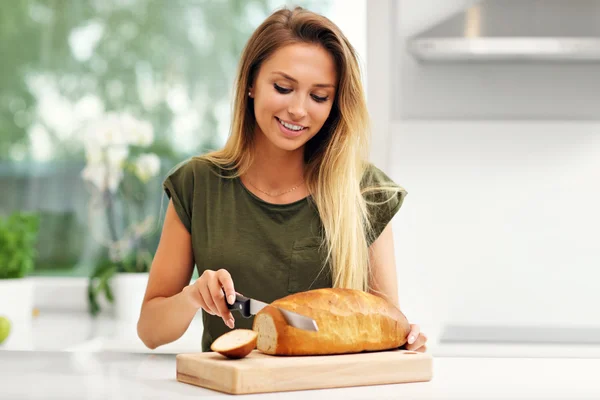 Vrouw snijden brood — Stockfoto
