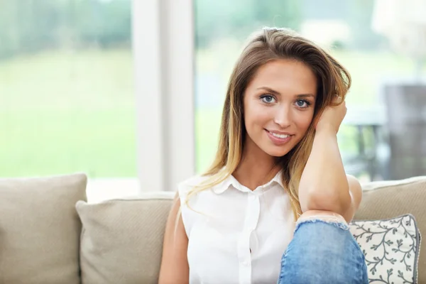 Young woman on couch — Stock Photo, Image