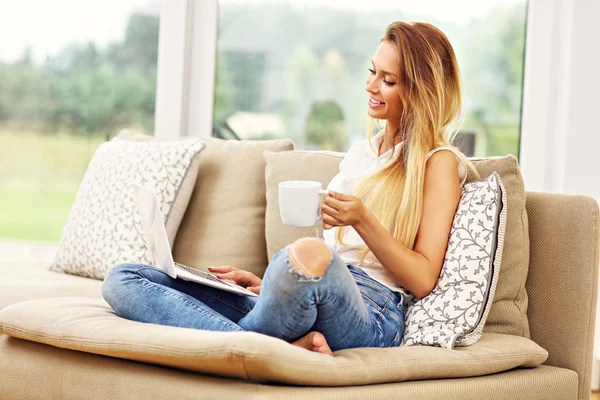 Woman on couch with laptop — Stock Photo, Image