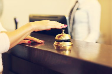 Konuk lobisinde Resepsiyon zili kullanarak