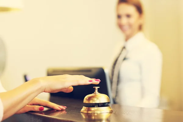 Invitado con campana de recepción en el vestíbulo — Foto de Stock