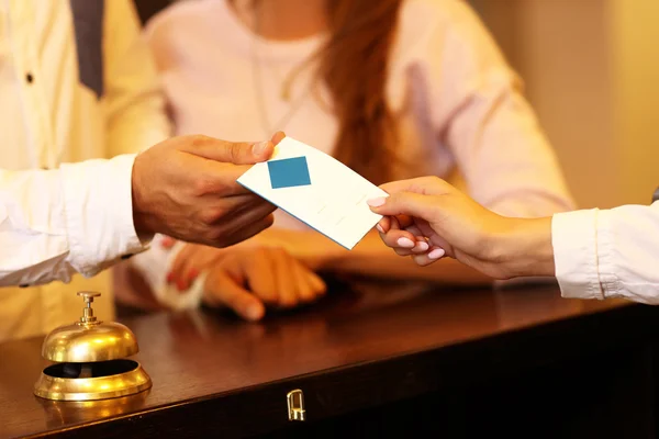 Guests getting key card in hotel — Stock Photo, Image