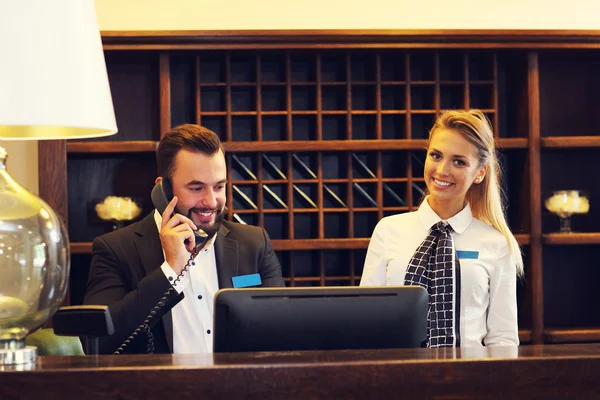 Immagine di due receptionist — Foto Stock