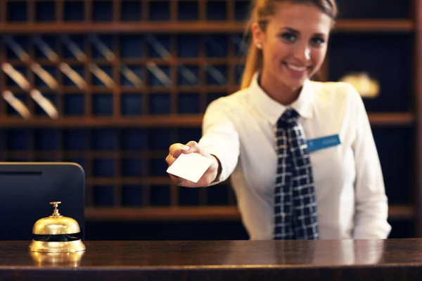 Receptionist giving key card — Stock Photo, Image