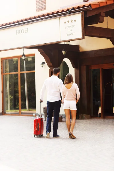 Linda pareja entrando al hotel — Foto de Stock