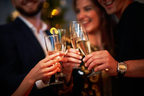 Twee mooie jonge koppels hebben plezier op oudejaarsavond feest — Stockfoto