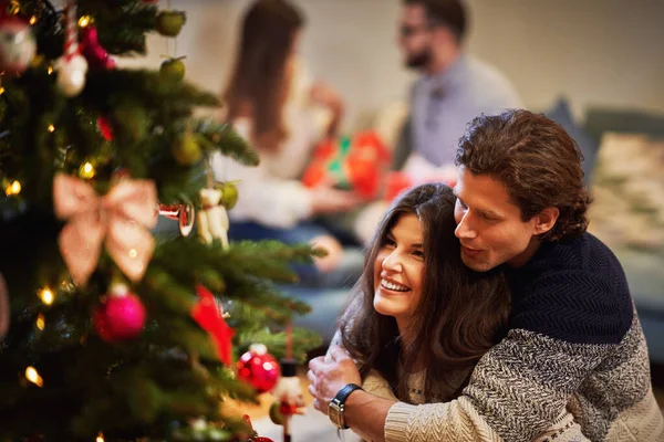 Volwassen stellen die plezier hebben boven de kerstboom — Stockfoto
