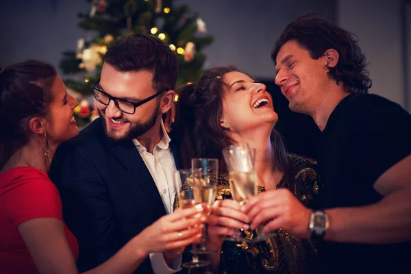 Zwei schöne junge Paare amüsieren sich auf der Silvesterparty — Stockfoto