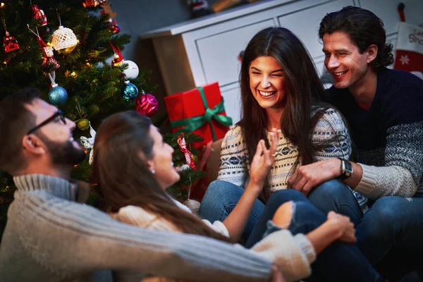 Grupo de amigos con regalos celebrando la Navidad en casa —  Fotos de Stock