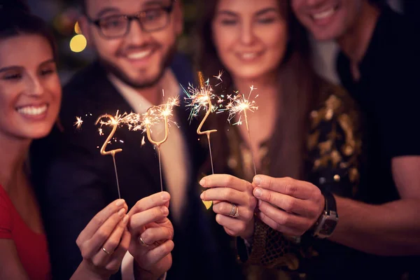 Zwei schöne junge Paare amüsieren sich auf der Silvesterparty — Stockfoto