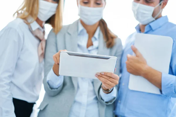Team of businesspeople working in protective masks — Stock Photo, Image