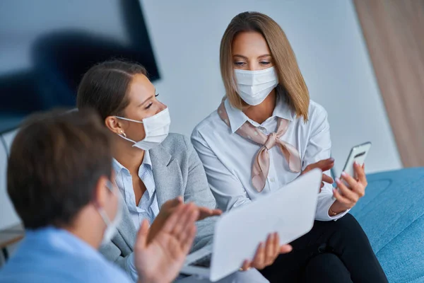 Team di uomini d'affari che lavorano in maschere protettive — Foto Stock