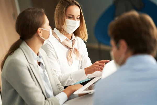 Team of businesspeople working in protective masks — Stock Photo, Image