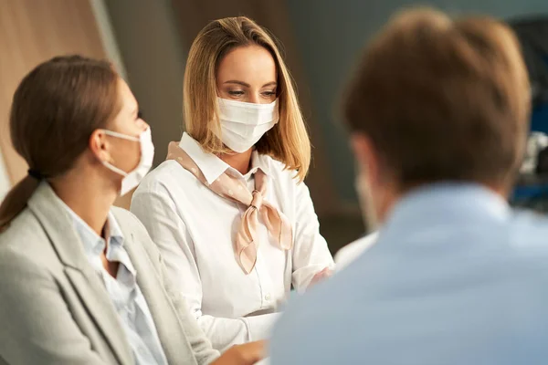 Team of businesspeople working in protective masks — Stock Photo, Image