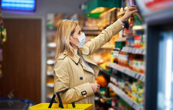 Mulher adulta em compras máscara médica para mantimentos — Fotografia de Stock