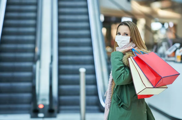 Portré felnőtt nő vásárlás plázában visel egy maszk, coronavirus koncepció — Stock Fotó