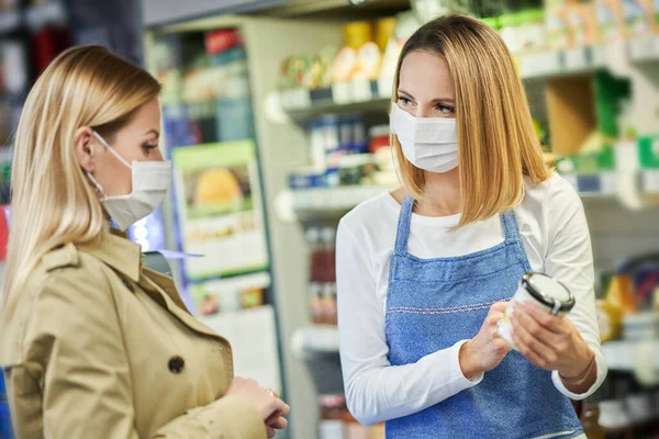 食料品のための医療マスクショッピングの大人の女性 — ストック写真