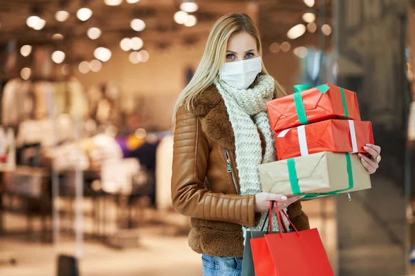 Retrato de mulher adulta fazendo compras em shopping usando uma máscara, conceito de coronavírus — Fotografia de Stock