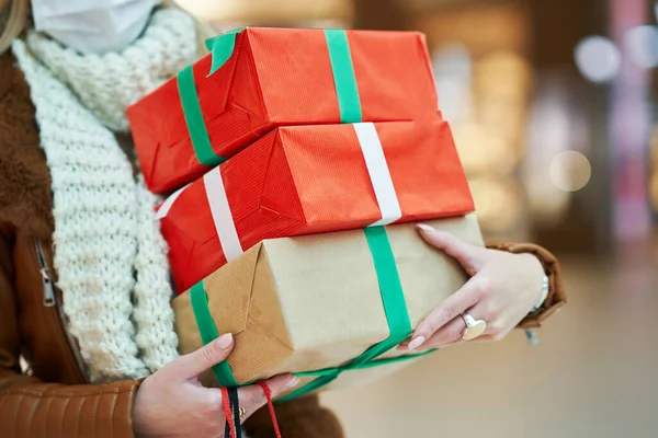 Retrato de mulher adulta fazendo compras em shopping usando uma máscara, conceito de coronavírus — Fotografia de Stock