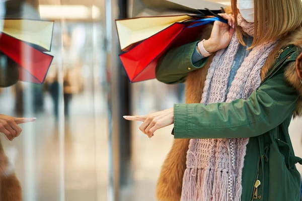 Retrato de dois amigos comprando juntos usando uma máscara, conceito coronavírus — Fotografia de Stock