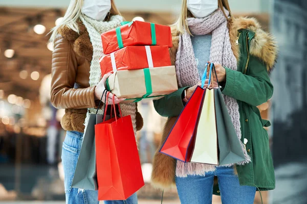 Parte central de dois amigos comprando juntos usando uma máscara, conceito coronavírus — Fotografia de Stock