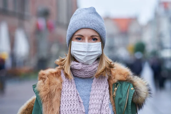 Mulher usando máscara facial por causa da poluição do ar ou epidemia de vírus na cidade — Fotografia de Stock