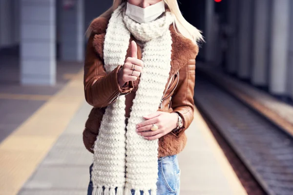 Erwachsene Frau am Bahnhof trägt Masken wegen Covid-19-Beschränkungen — Stockfoto