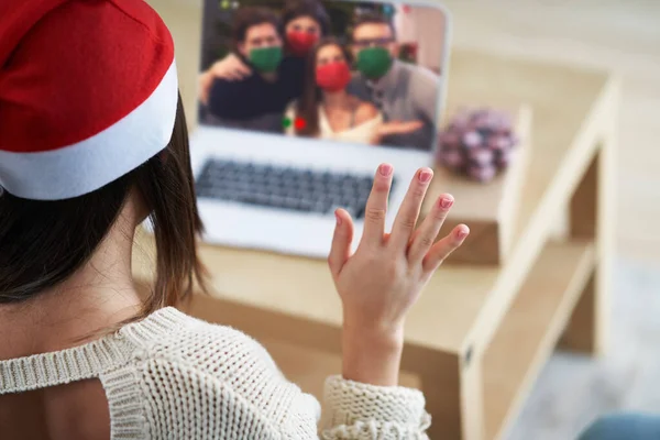 Yetişkin bir kadın Noel 'i evde kutluyor ve arkadaşlarıyla video görüşmesi yapıyor. — Stok fotoğraf